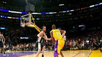 很多人聊科比，都说他81分神迹，说他后仰跳投美如画。
但有个动作，你看完回放十遍