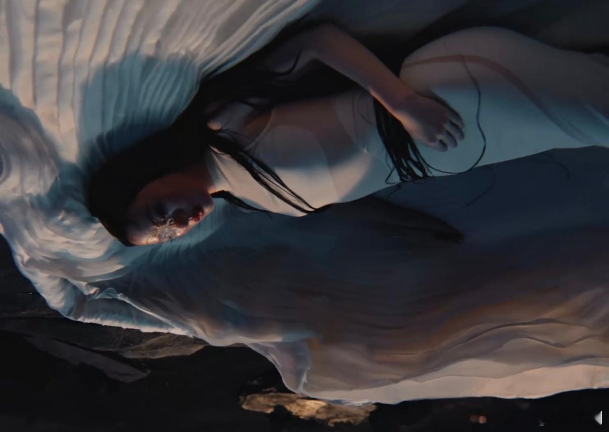 单依纯珠玉MV 终于解锁《珠玉》视觉版本，单依纯的歌声本就自带故事感，搭配氛围感