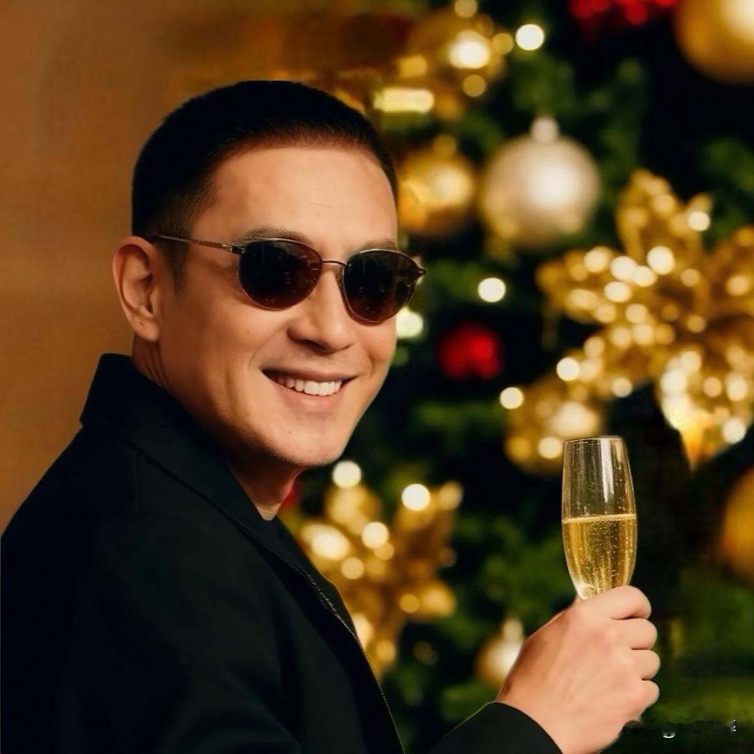 今日有酒今日醉
举杯放歌心自宽
忘却烦忧无挂碍
真情倾吐尽开颜
天若有情天亦老