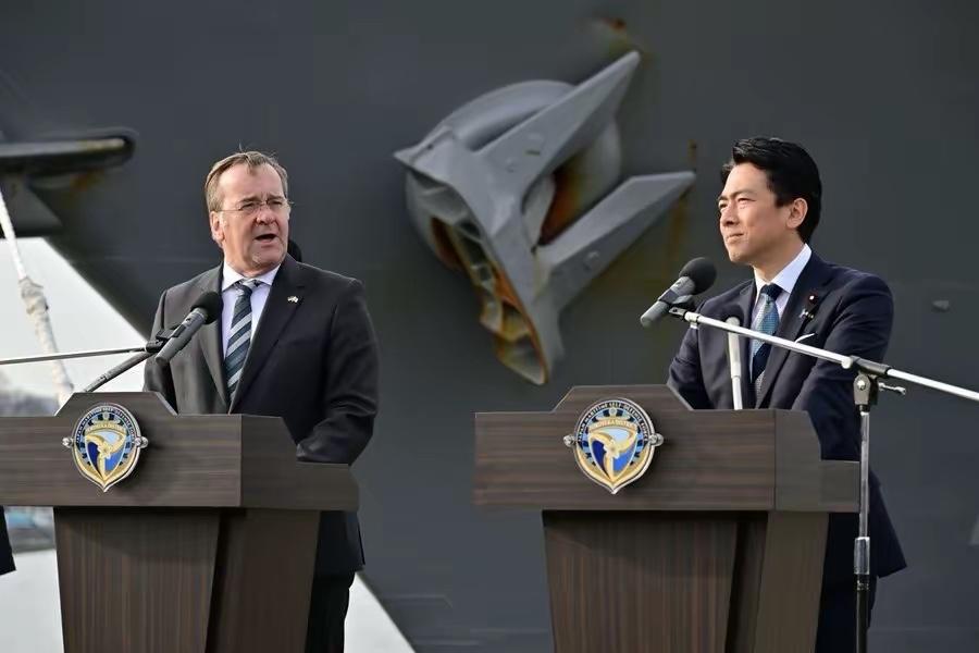 3月22日，德国防长鲍里斯·皮斯托里乌斯访问日本，并且会见了防卫大臣小泉进次郎。