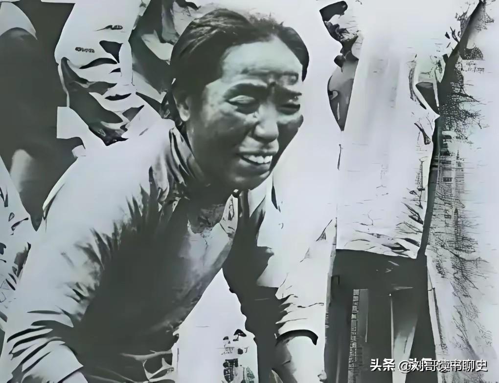 伙夫挑水推门，看见那一幕手抖得桶都晃

1937年12月13日，南京城破。

城