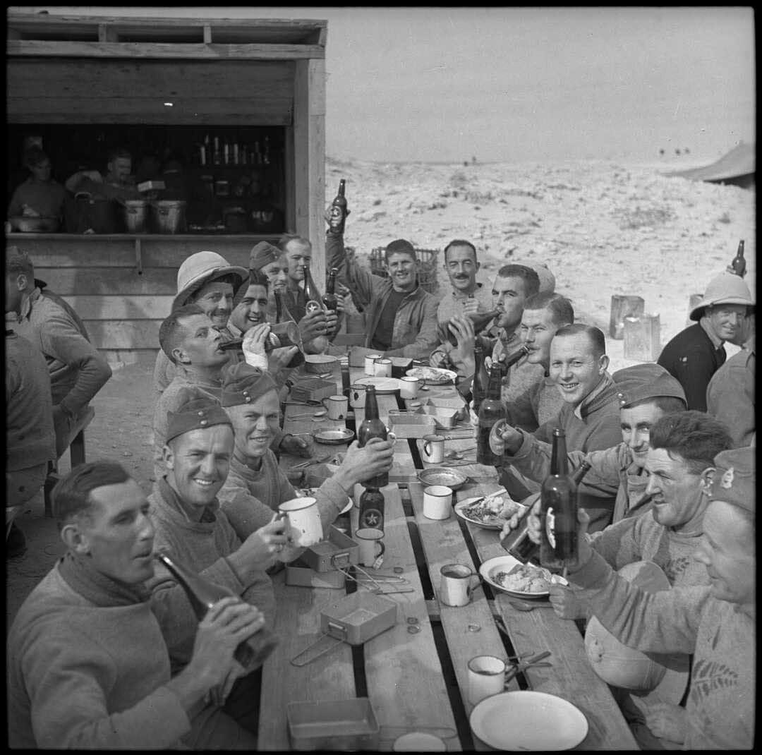 这两张照片拍摄于1941 年，地点大致在西部沙漠地带，画面里的士兵正惬意地享用着