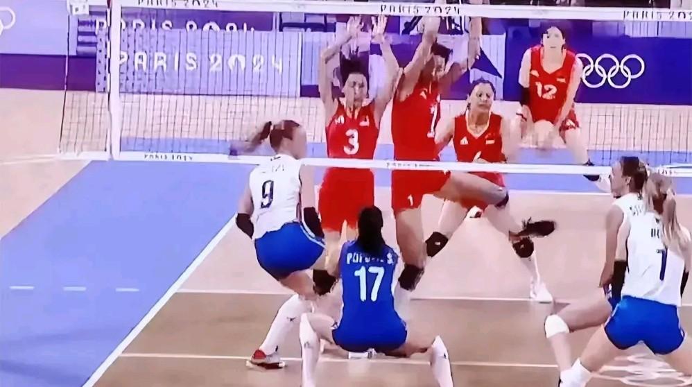 女排世联赛中国女排今晚对阵塞尔维亚女排，终于打出了久违的铿锵玫瑰风采，在前两局比