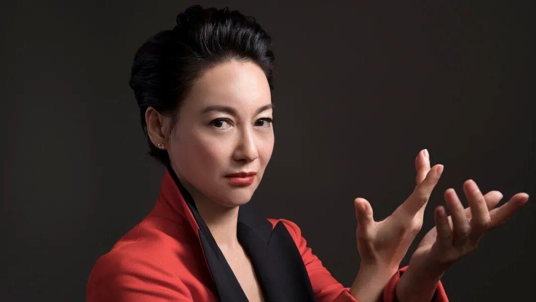 最近，“红姐”、“卡妹” 惠英红成为西班牙奢侈品牌 LOEWE 的代言人。

惠