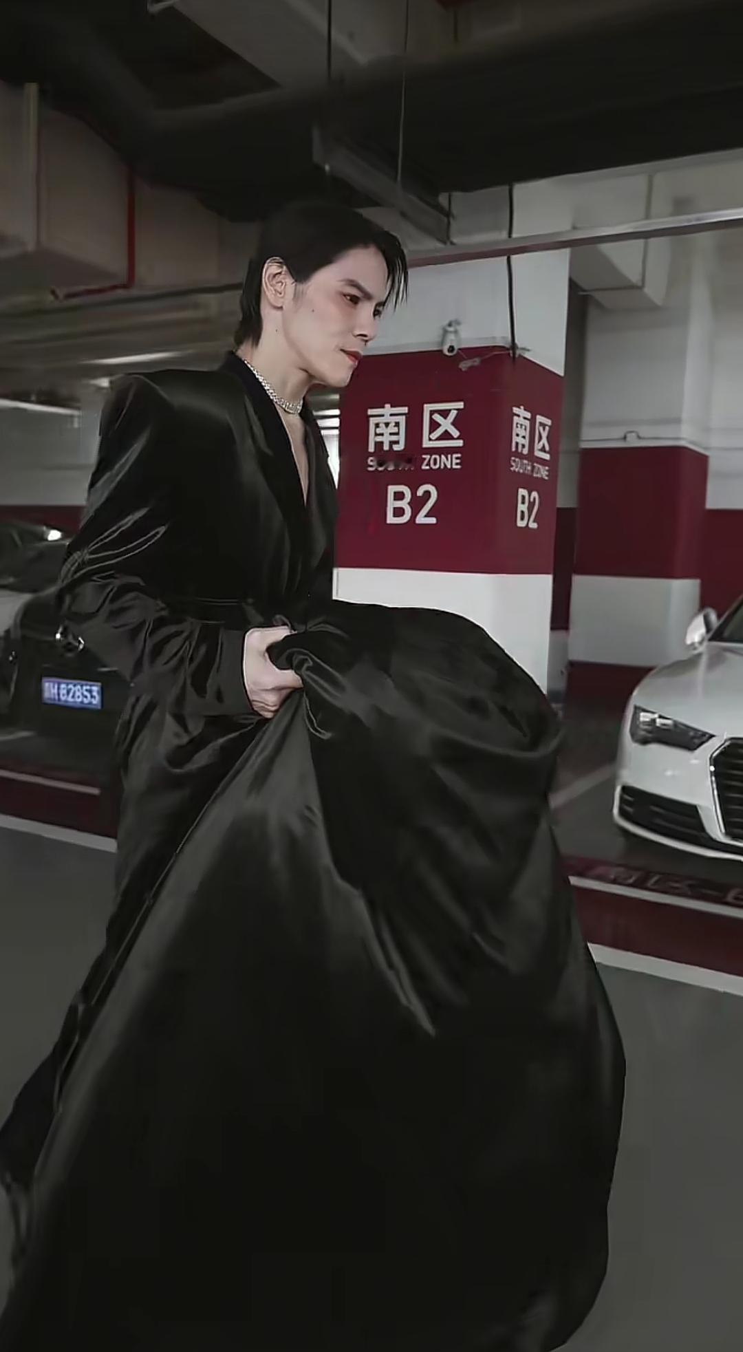 12月18日，向佐现身搜狐时尚盛典，他得造型尤为引人注意，采用了时尚设计和打扮。