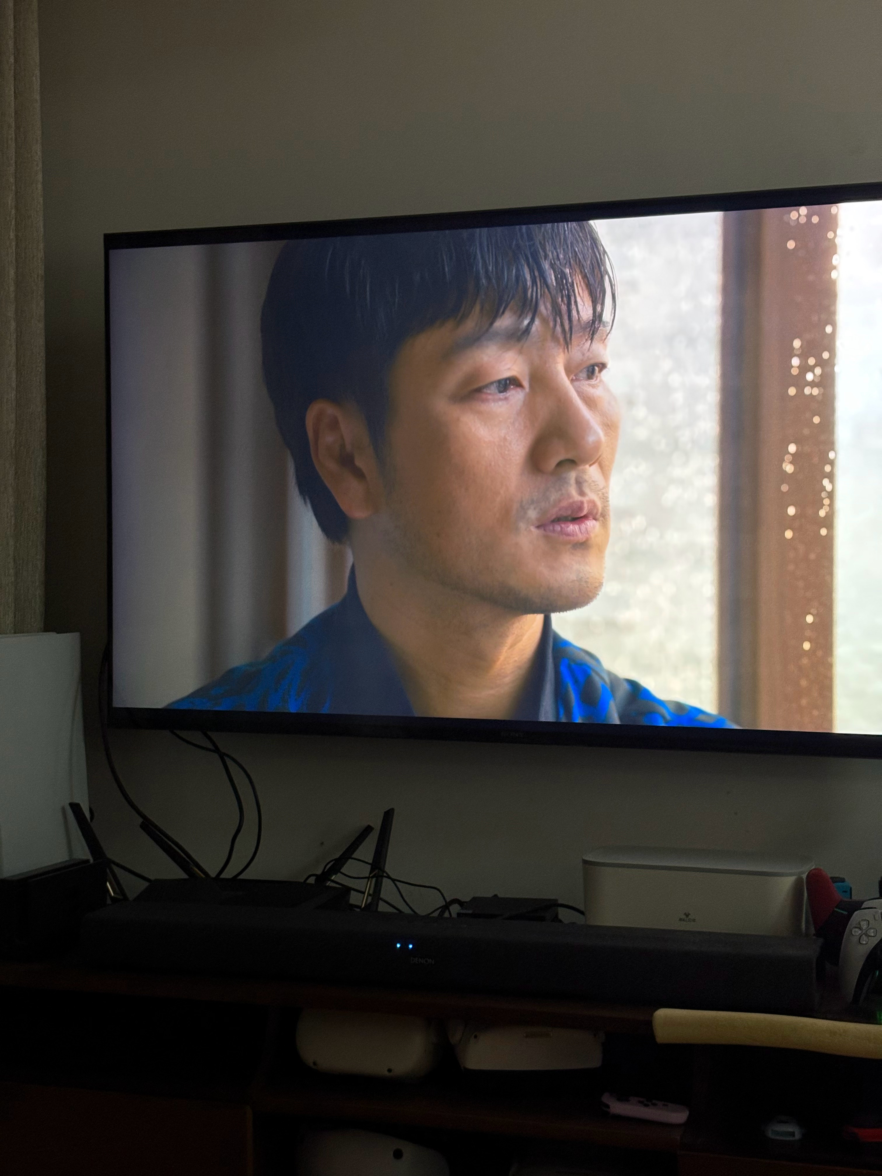 在朋友家聚餐一起看金多美主演的《巨洪》。上海今晚大暴雨，窗外电闪雷鸣，观影身临其