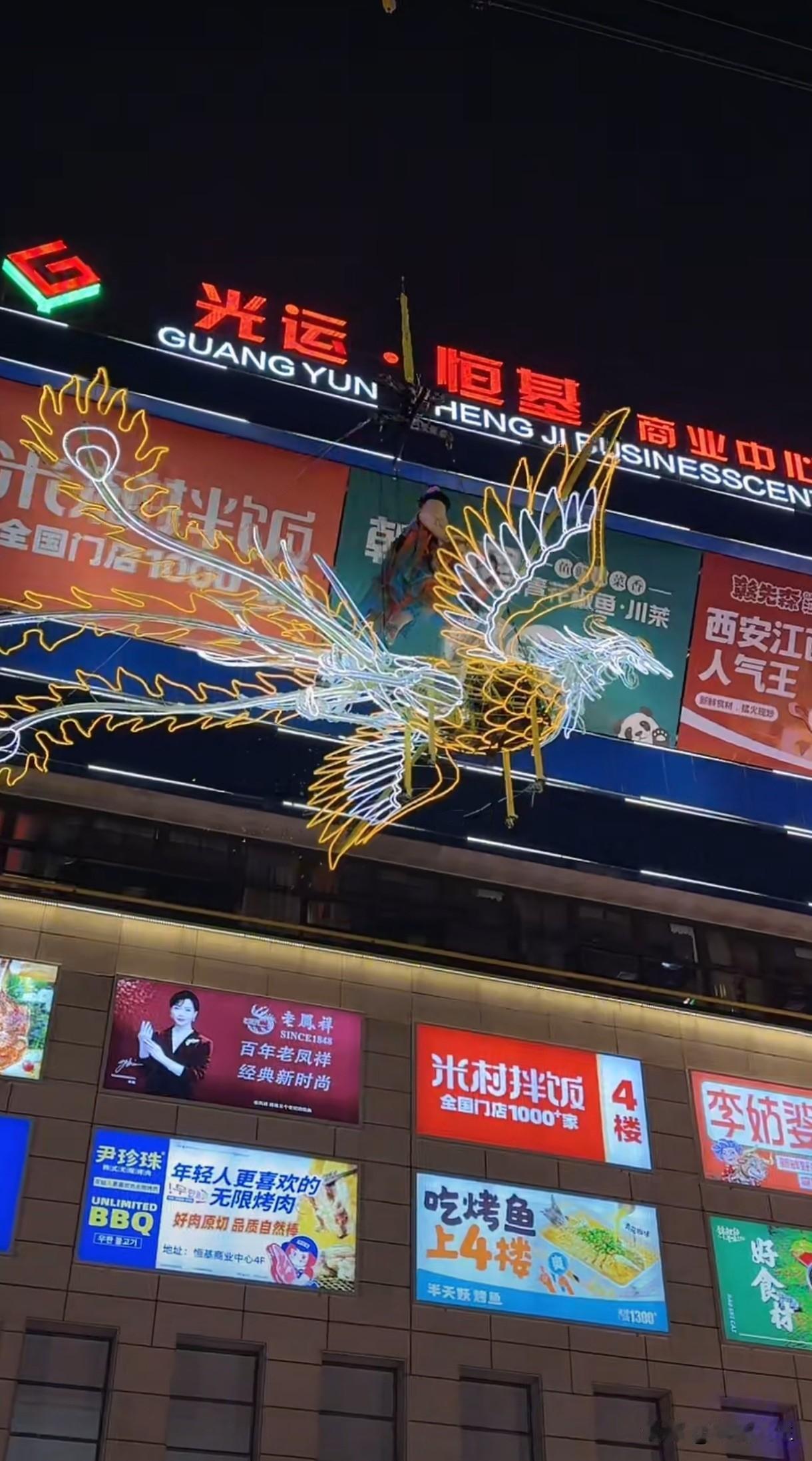 渭南市的跨年夜热闹非凡，各大商区活动精彩纷呈，恒基商区仙女散花，吾悦商区演唱会，