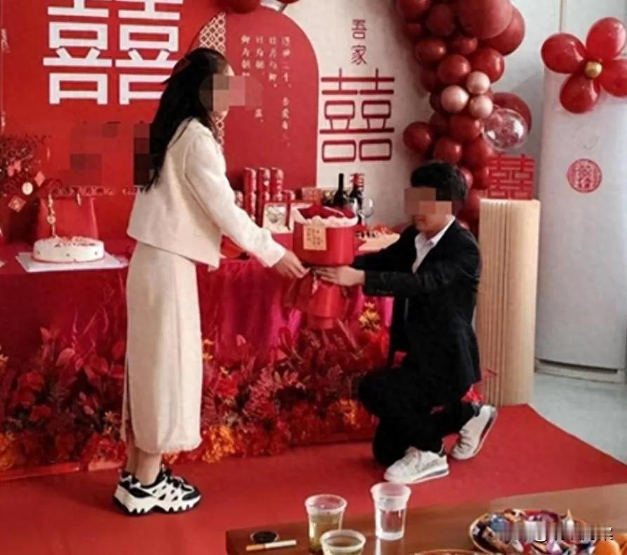 孔孟之乡，怎么会有这种奇葩？
山东潍坊高密的李若楠，在网上订了5瓶果酒，花了43