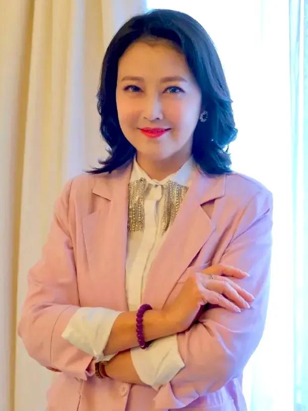 “周海媚还活着，她没有离世。正在北京一家医院积极治疗！”
电话釆访到了周海媚的好