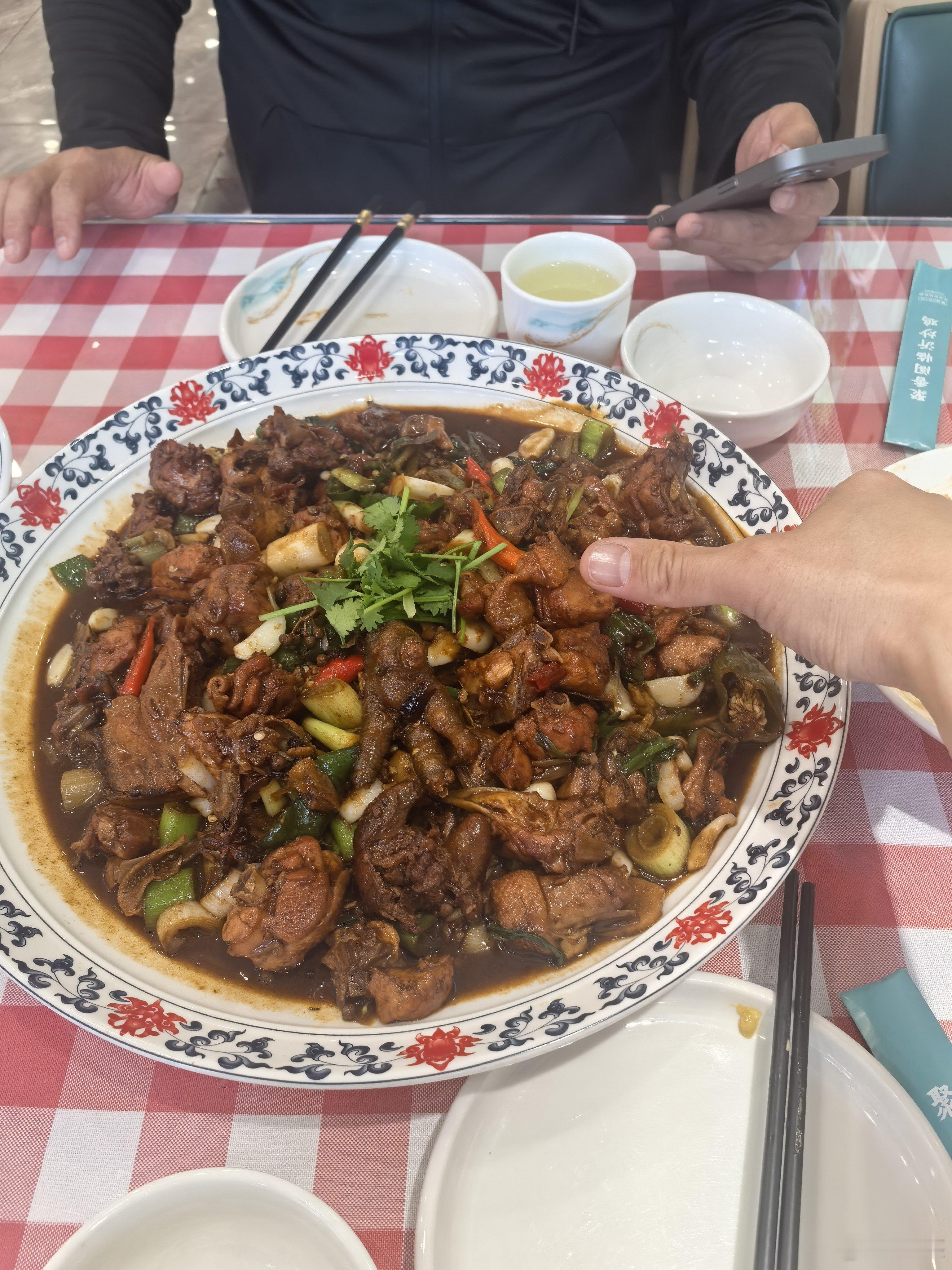 济南黄河体育场雏形可见，明年可用。济南的炒鸡，正常分量就是超级大盘，能吃三天