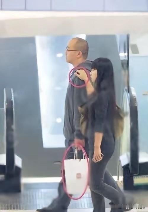 发现了吗？
窦唯真是有岳父命啊！
他结了三次婚，生了三个女儿，三个女儿的母亲各不
