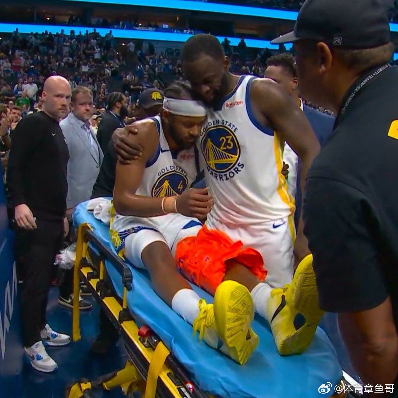 NBA 穆迪重伤，膝盖都变形了。而此刻的追梦格林的这个拥抱，给了他无比温暖！穆迪