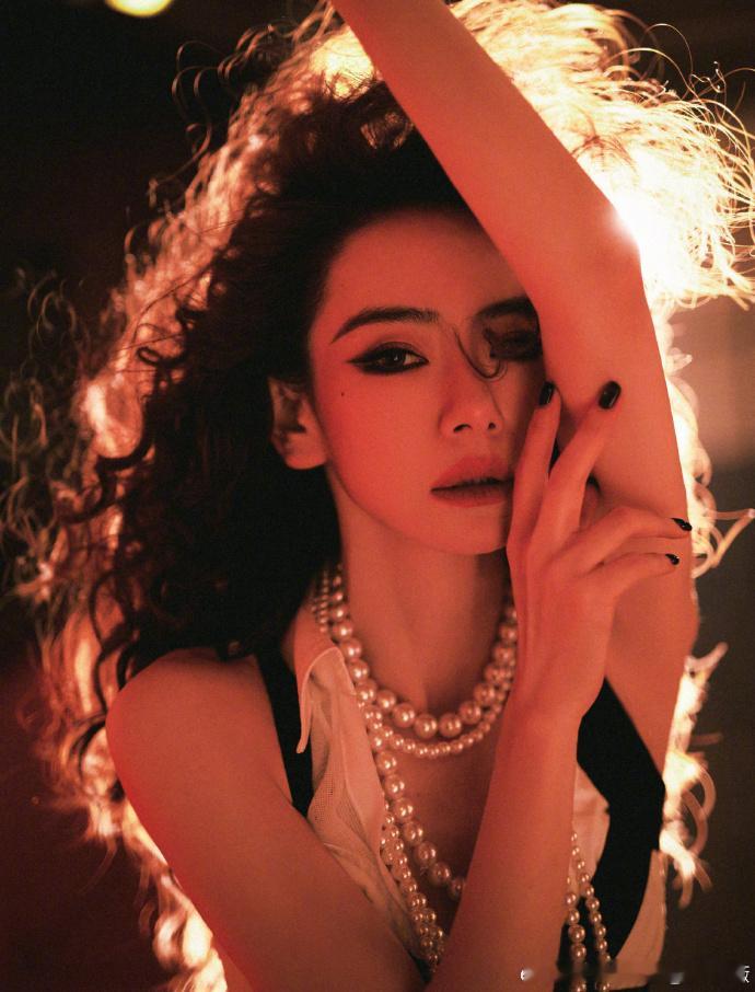 #戚薇烟熏眼线##戚薇A4的腰#看到戚薇的烟熏眼线和 A4 的腰，才知道什么叫惊