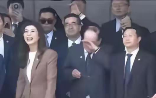 国民党元老南京拜谒悄悄抹泪

看到这张照片，鼻子一酸。七十多岁的老人，爬完中山陵