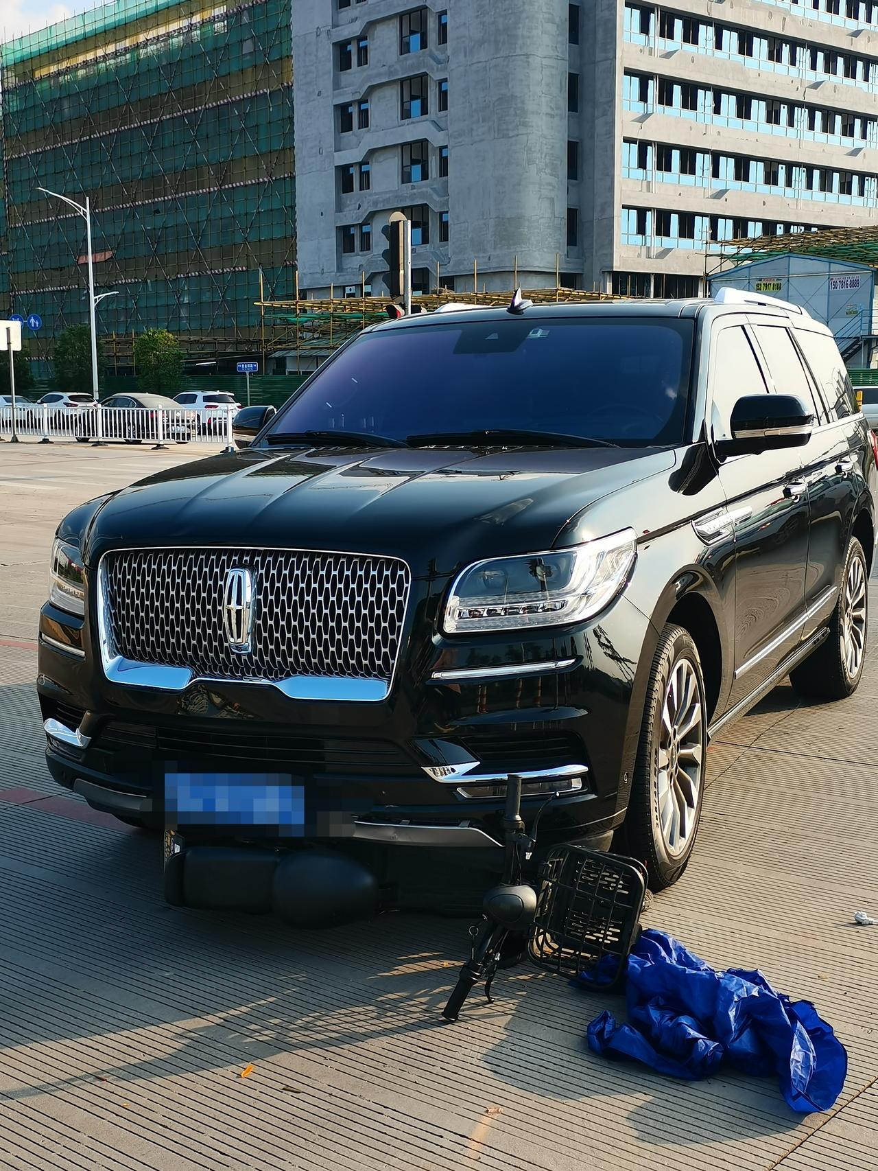 今天下午五点十分左右，在惠城区水口镇鹿岗大道发生一起电动车横穿马路撞上直行方向的