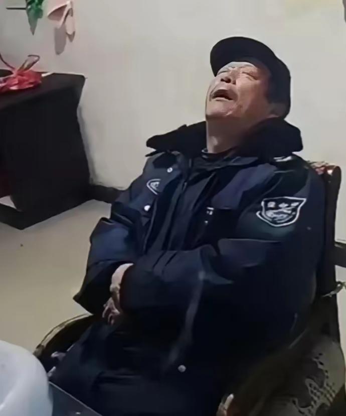 “毫无人性！连正常生理需求都不放过！”2022年，广东清远，60岁大爷做保安三年
