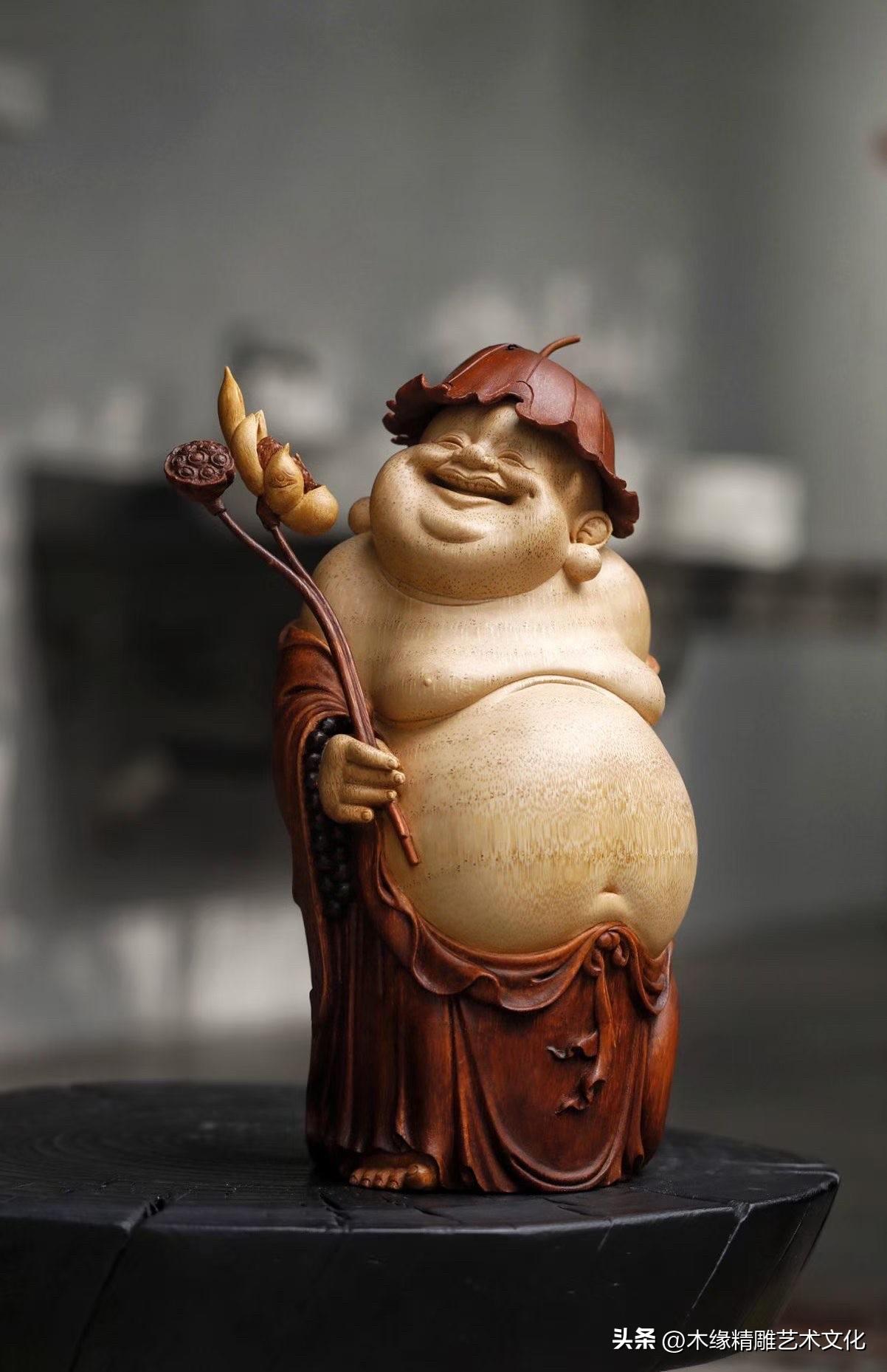 有些弥勒，让人看见福气。

有些弥勒，让人忘记烦恼。

这尊《持莲弥勒佛》以老竹