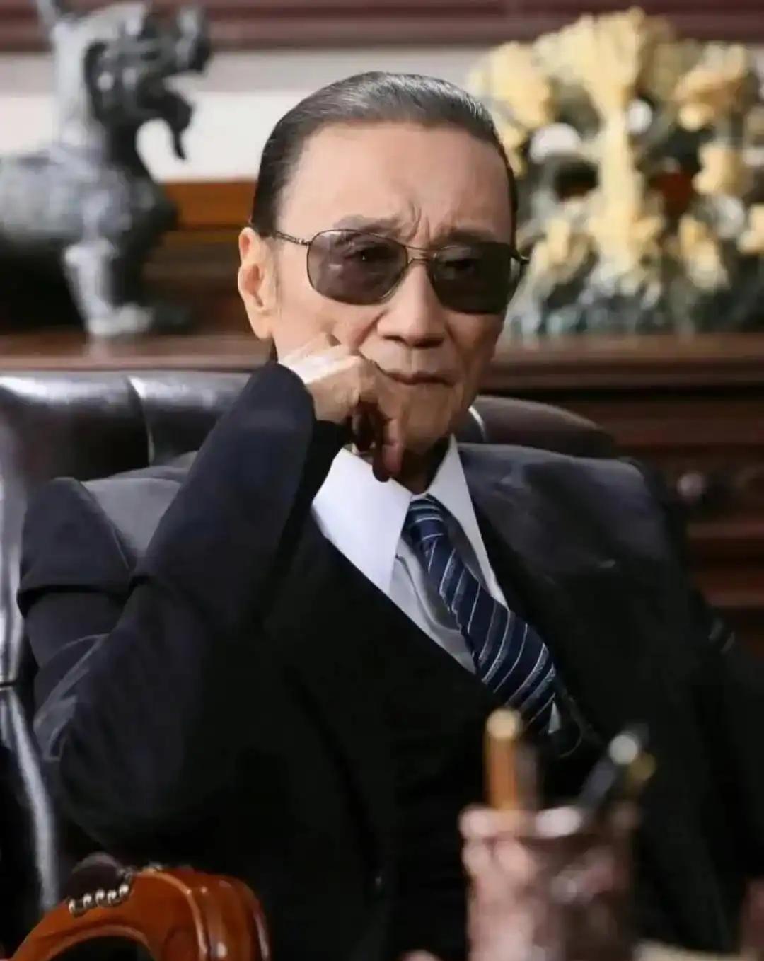 很多人都在聊谢贤遗产给了谁、两个前妻谁哭得更伤心。但我刷到一条评论特别扎心：“谢