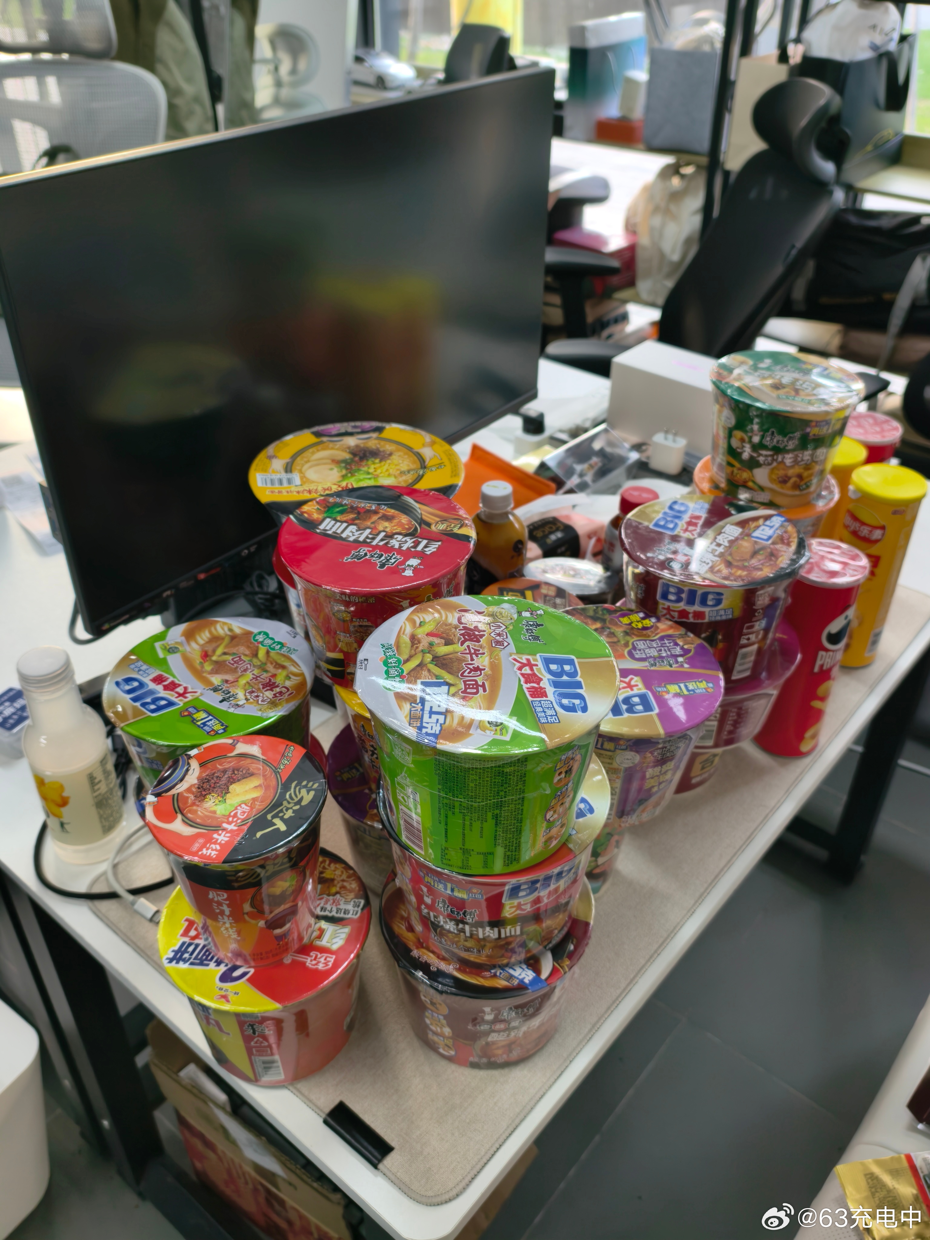 我都不敢想出差回来回到工位上会有多开心😊 