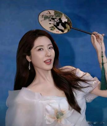 曾黎今年已经50岁了至今未嫁，我今年34岁至今未娶。我也不嫌她老，希望她也别嫌我