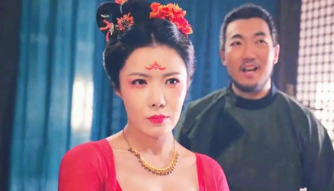 三位美人，三条人命
 
卢凌风一出场就被盯上。马雄夫人先递茶，再递刀，刀柄刻着陇