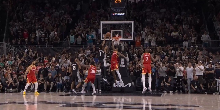 阿门封盖文班亚马10月24日讯 NBA常规赛，火箭114-110险胜马刺。最后时