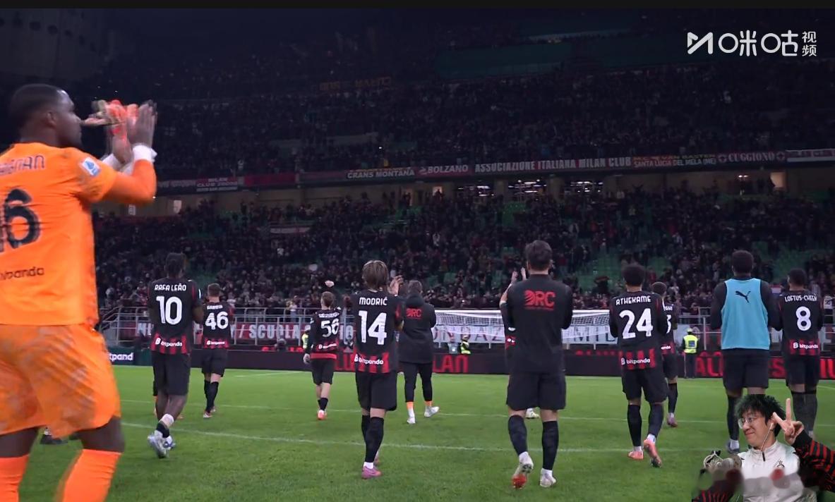 [可爱]米兰已经不知道多少个周一03:45踢比赛了。除了福法纳、恩昆库，都挺是那