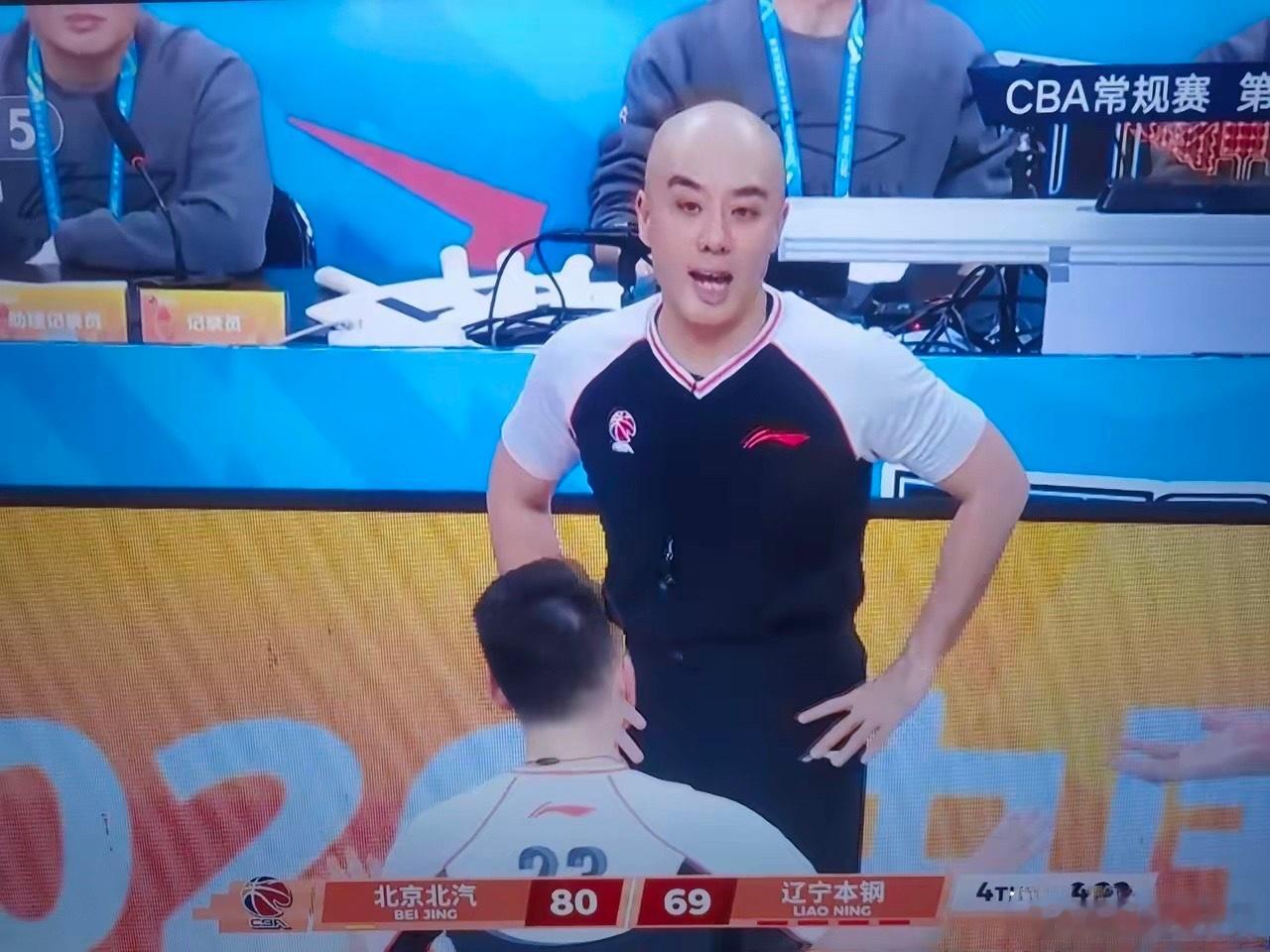 CBA这名光头裁判叫什么名字？好好的一场精彩的辽京大战，就被这两名裁判给搅乱了！