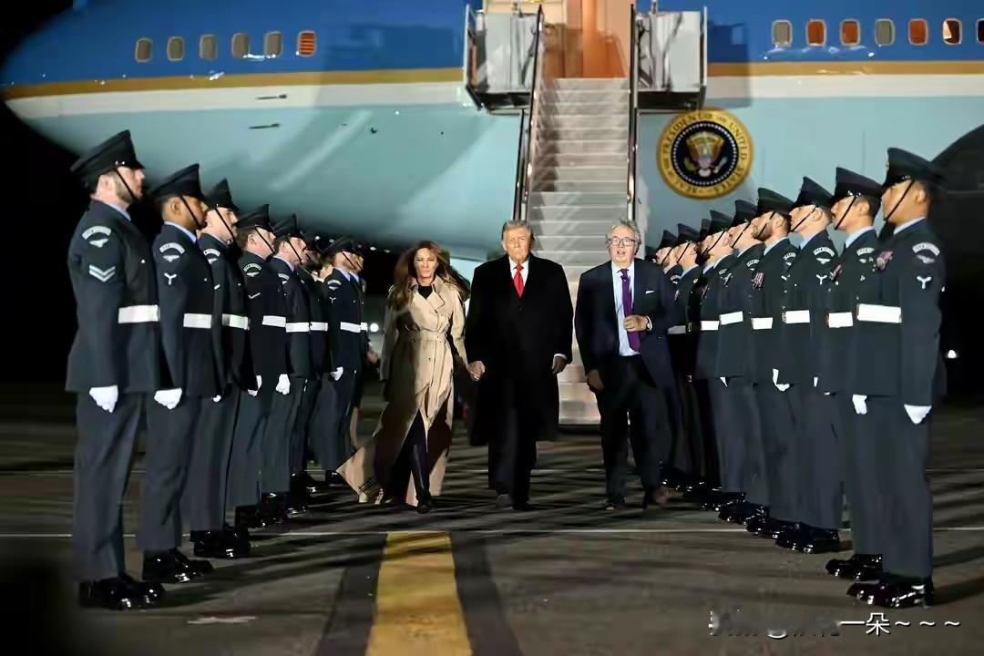 寒酸🉐嘞！

特朗普抵达英国进行国事访，英国竟然没有铺红地毯，鲜花也没有，欢迎