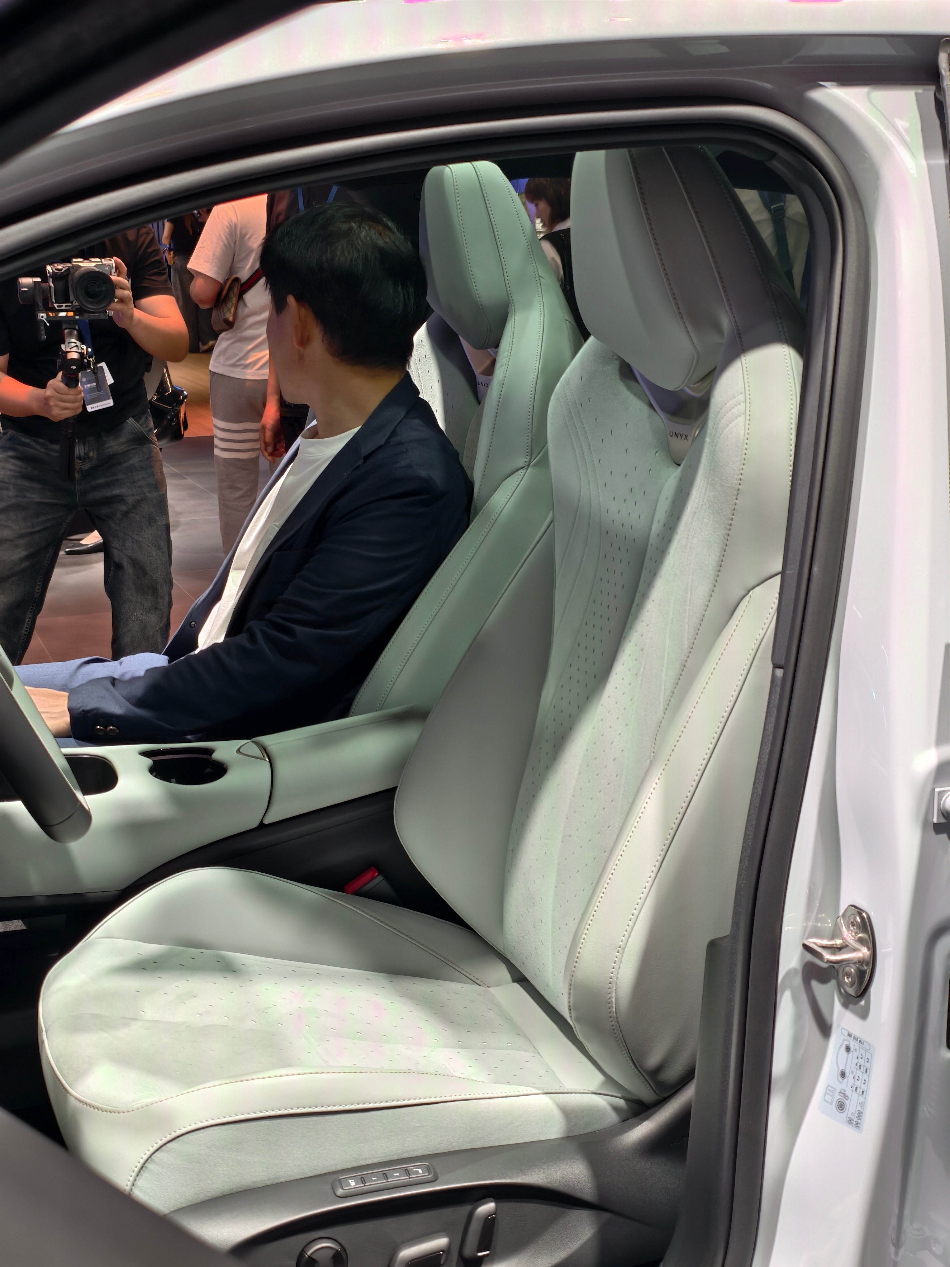 金标大众的与众07，北京车展全球首秀。聊几个点。一、定位首款“潮流智慧纯电轿跑”