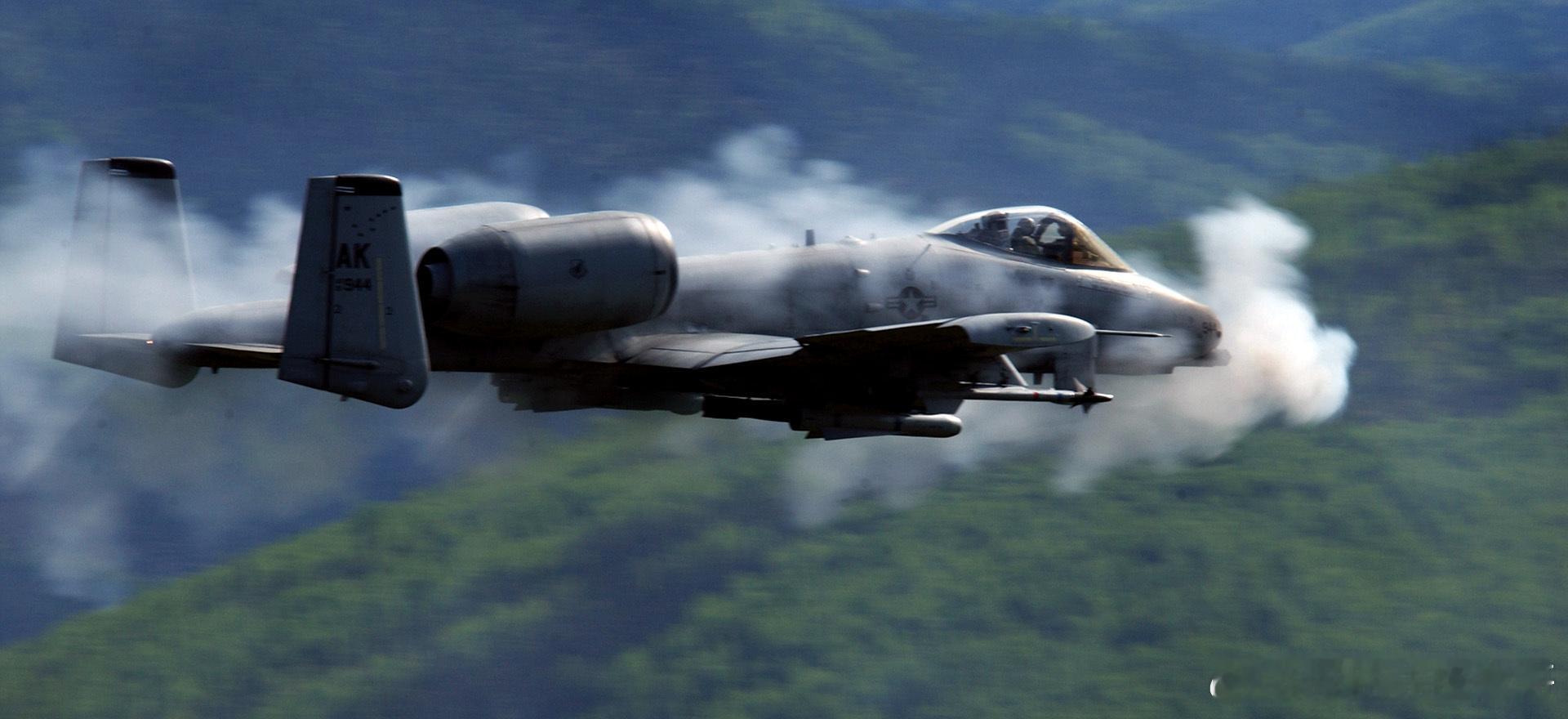 美国空军决定将A-10“雷电II”攻击机的服役期限延长至2030年，较原定202