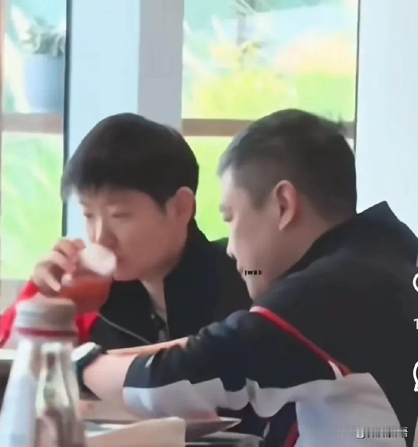 志强喝橙汁喝出了酒的味道。
志强幸福的一天，也是陪闺女一起吃饭了，除了赛场，赛场