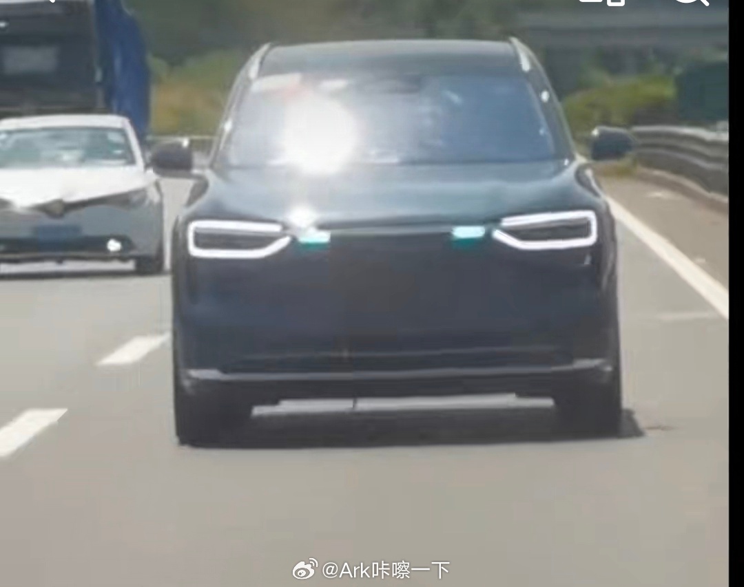 新问界M7前脸真实上路图片，没想到智驾小蓝灯居然不是集成在灯组内，而且这还是没有