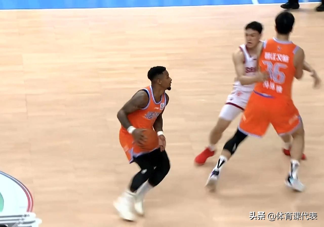 又是炸裂表现，皮特森半场21+3+7，山西男篮半场领先福建1分！北京时间2026