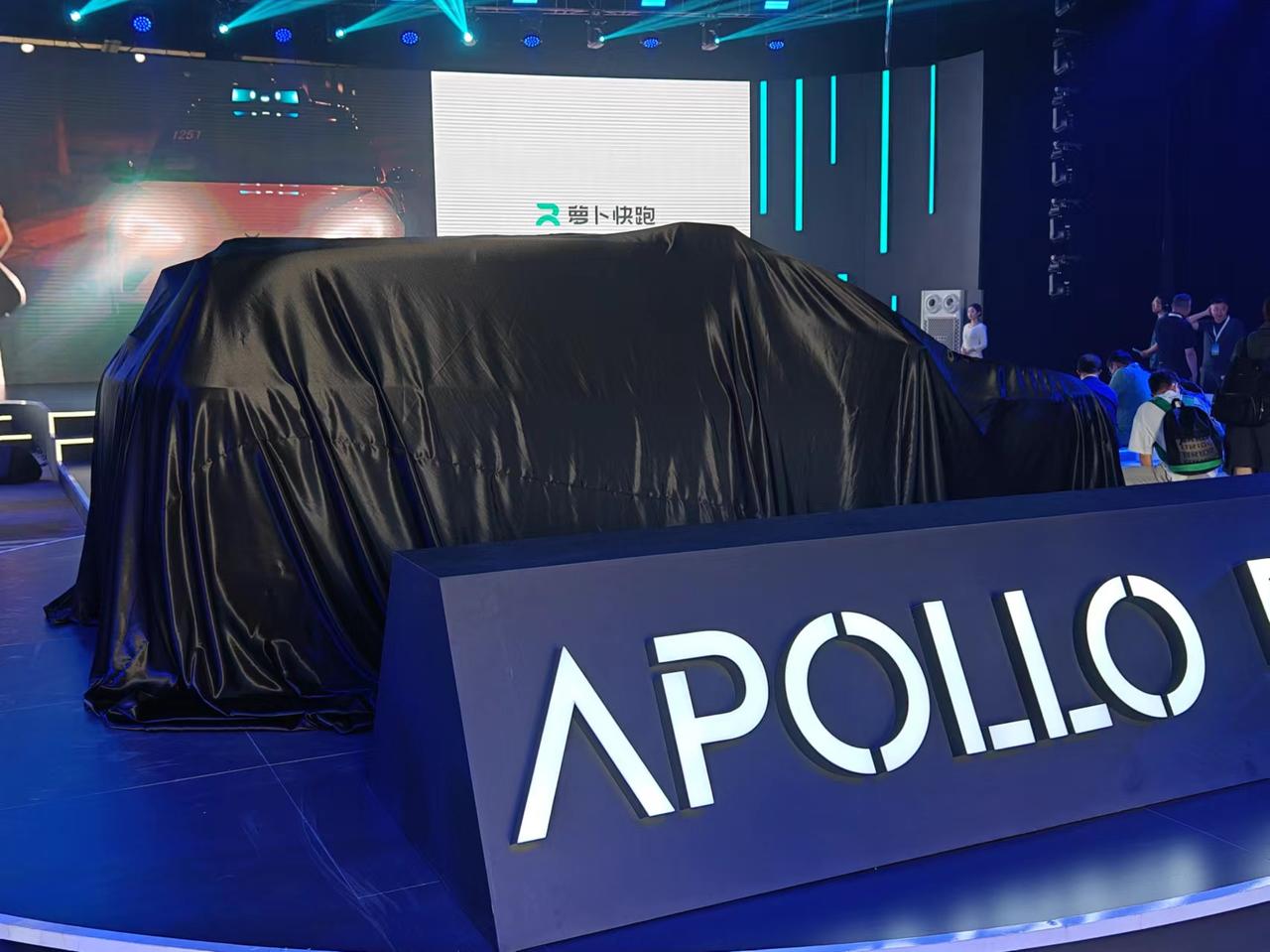 武汉的太阳刚刚升起，百度Apollo Day开放日也在武汉萝卜快跑汽车机器人智行