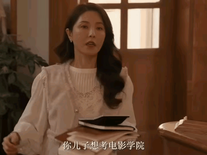《迎风的青春》李肆想考电影学院，李大海听到后立马不淡定了，吓得李肆赶紧躲屋里，李