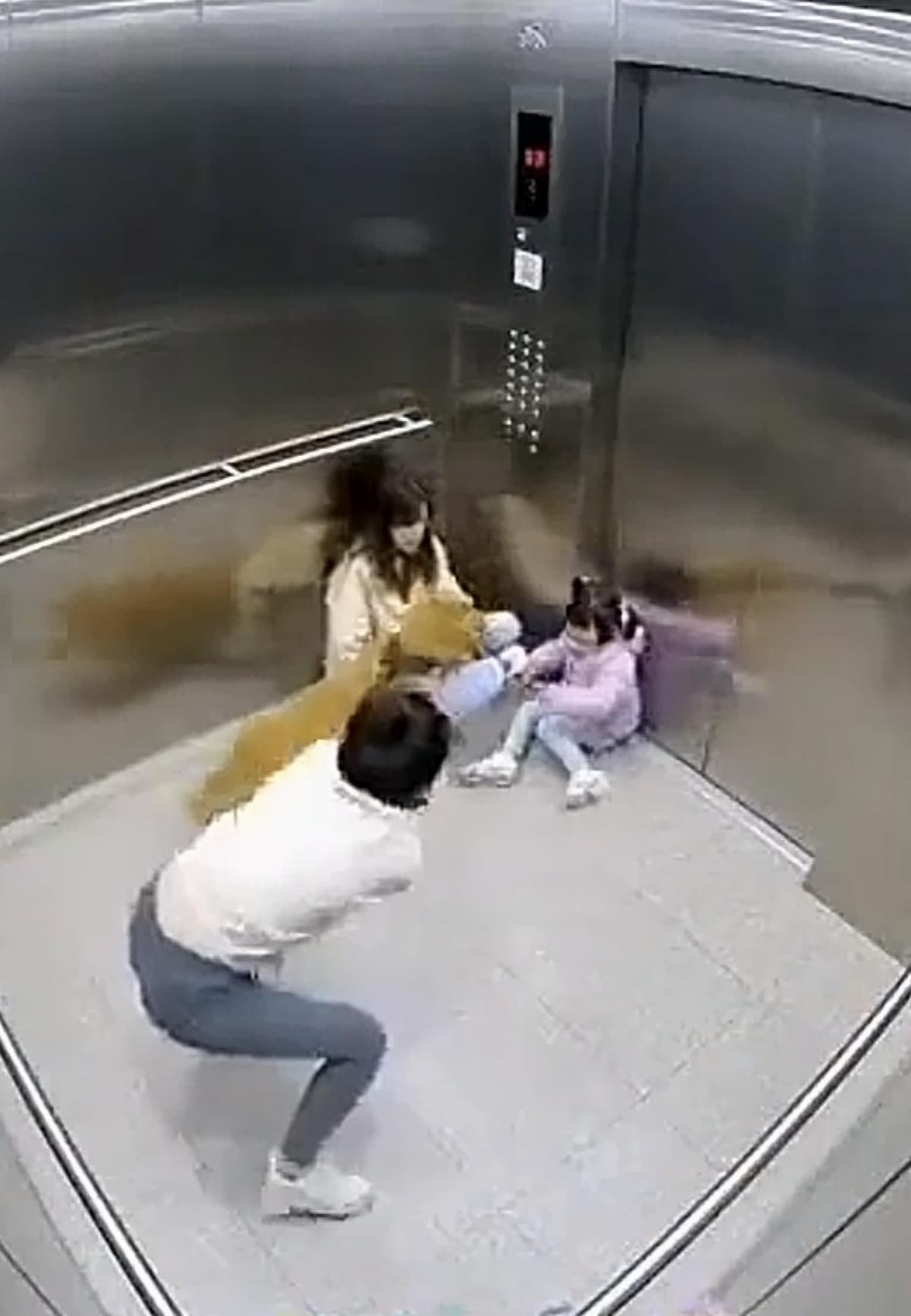 “想想都后怕”！电梯里发生的这一幕让人心里发怵。这母女俩是幸运的，但下次或换成别