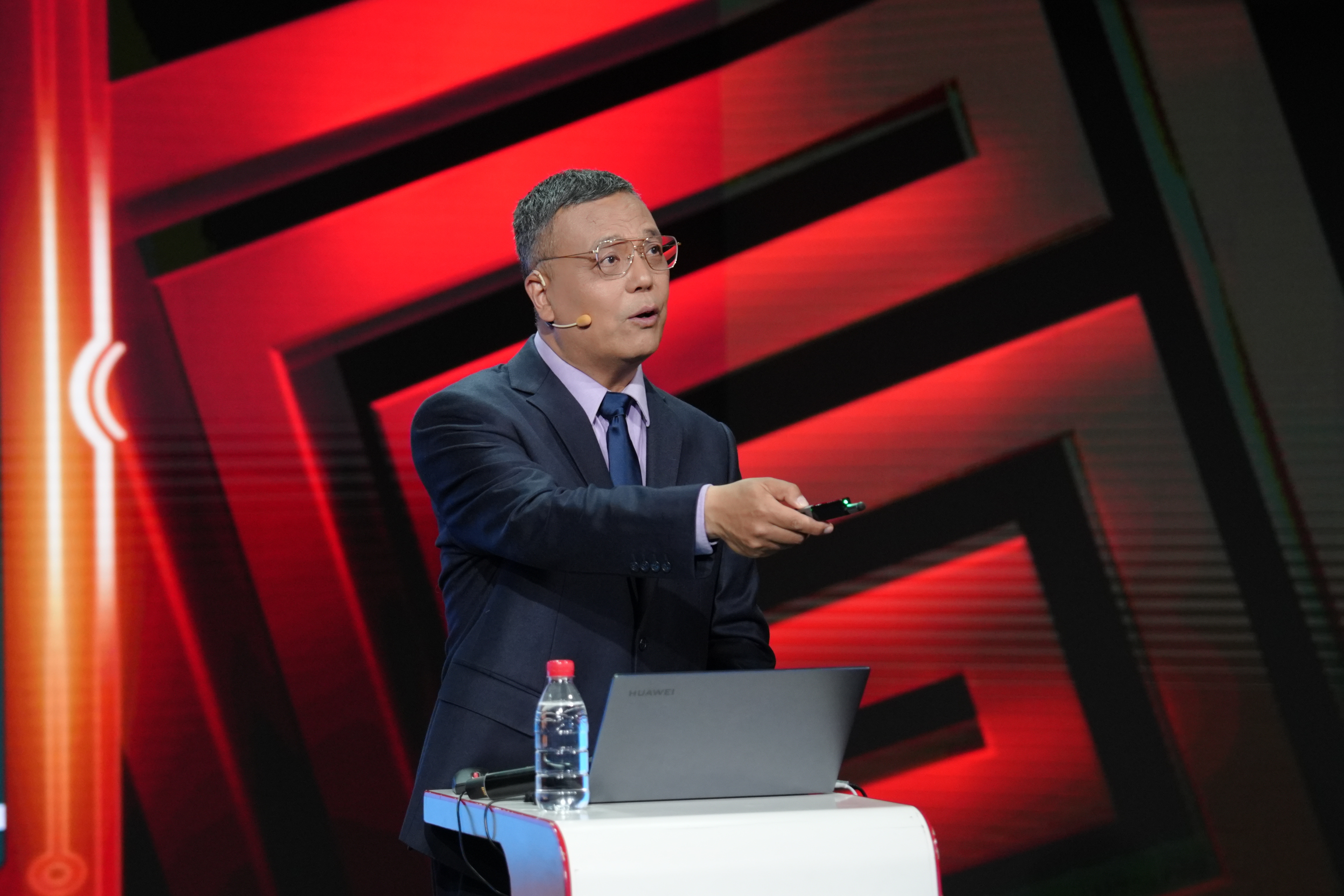 【中东战争、欧洲战争、东亚战场形势讲座】在人民日报等单位合办的学习大讲堂讲座，主