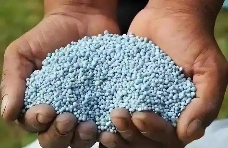 可能很多人没意识到，咱们种地随手撒的化肥，如今成了全球争抢的“硬通货”，比油价疯