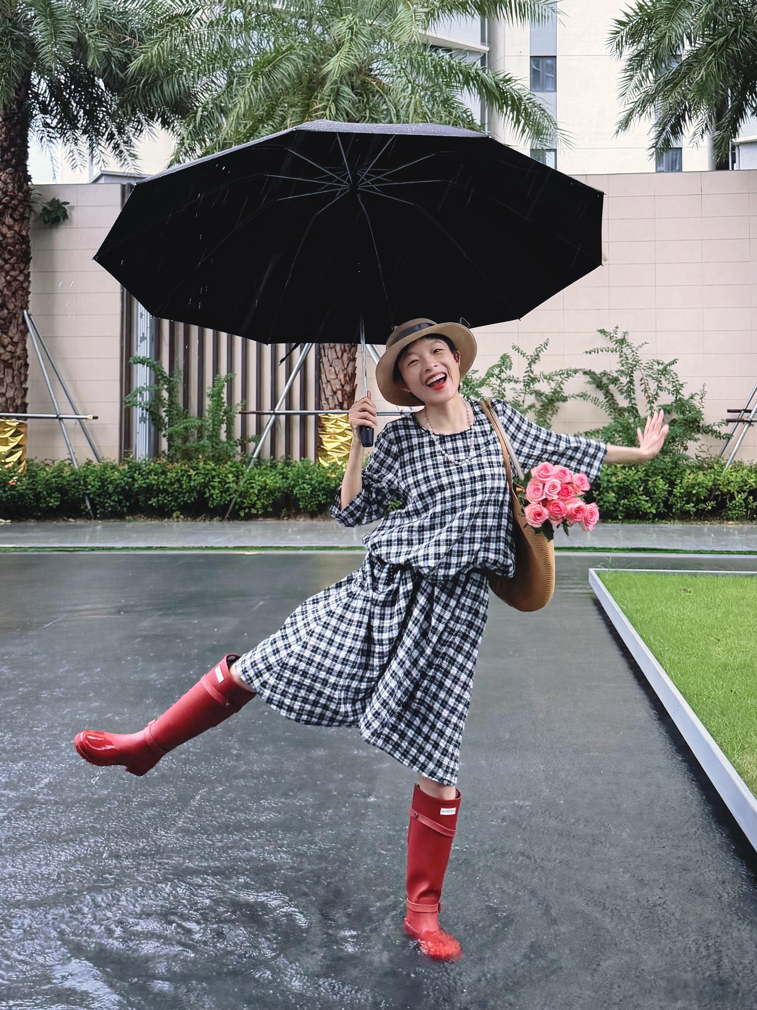 家属送的生日礼物🎁——雨靴到家就下雨，正好用上[坏笑]穿搭[超话] ​​​