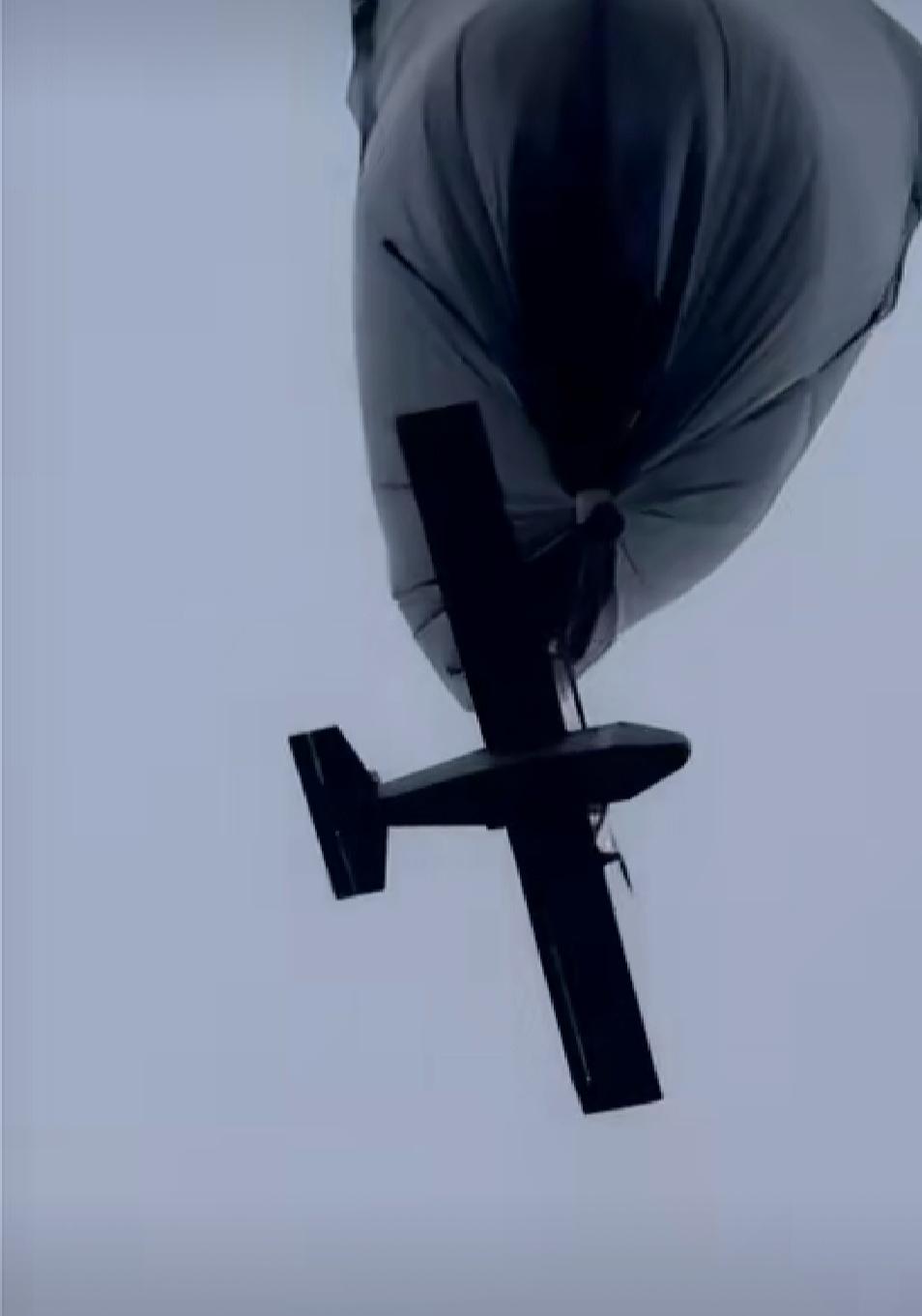 乌克兰把无人机又玩出了新花样，他们利用大型高空氢气球运载无人机，随风飘到俄罗斯腹
