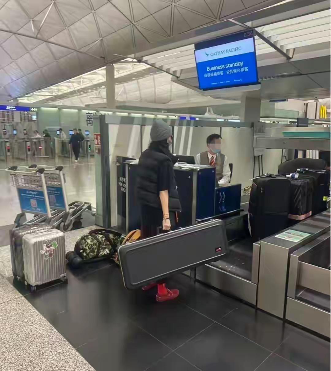 张柏芝，真的太了不起了！最近看到她带着三个孩子飞往澳洲的机场路透图，没有助理跟随