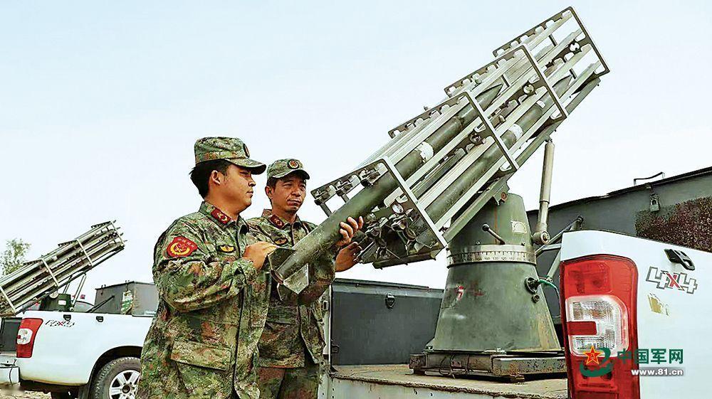 新疆阿瓦提县三河镇民兵应急排防雹队组织弹药装填模拟训练 