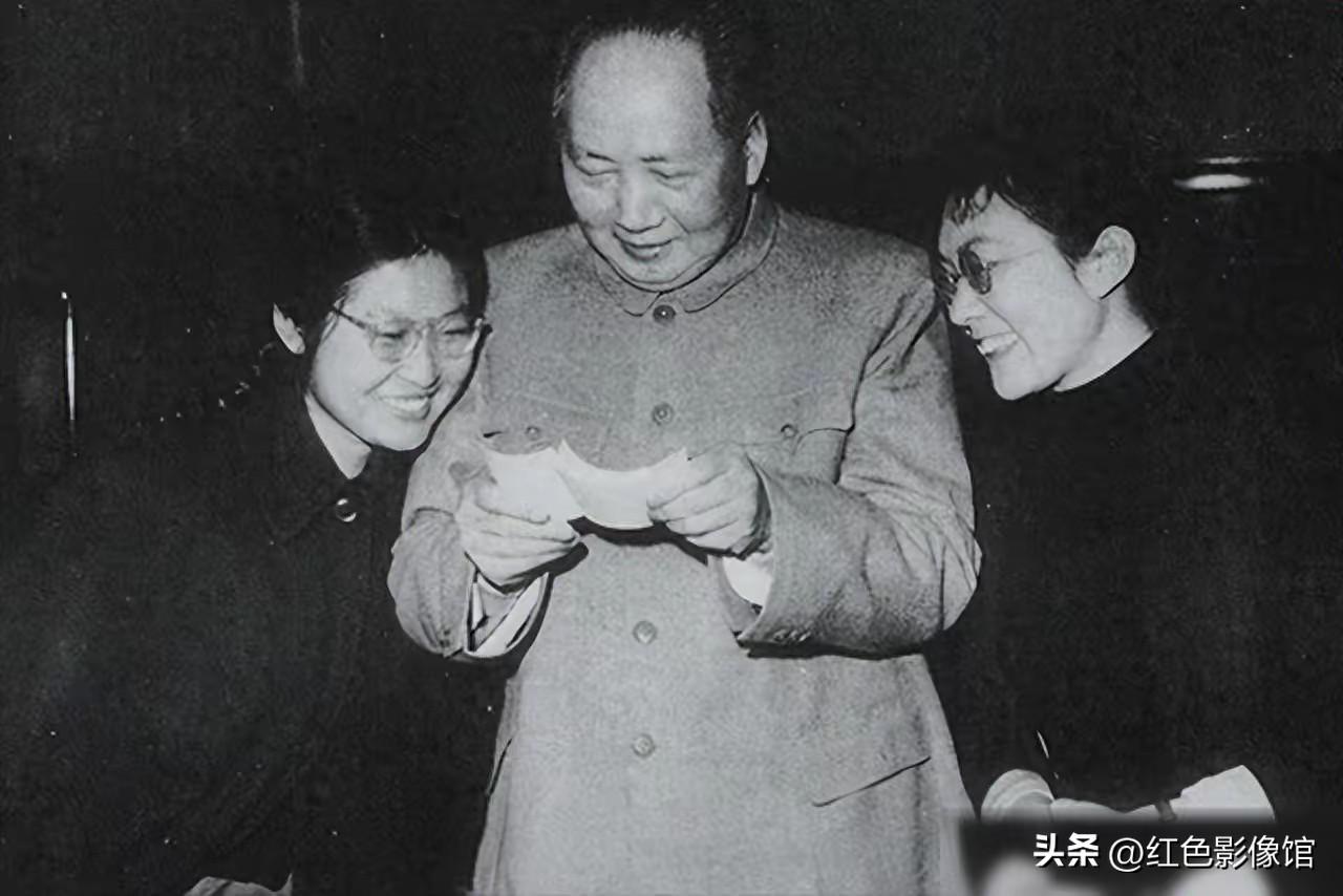 一张照片记录毛主席与女儿李敏、李讷相聚的温馨时刻，大国领袖褪去一身重担，流露着平