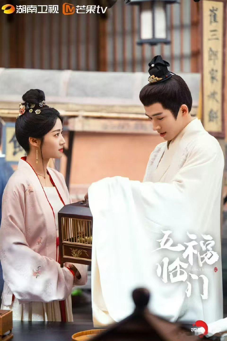 五福临门直播连麦王星越卢昱晓  电视剧五福临门 五福剧组直播，每个细节都透露出他