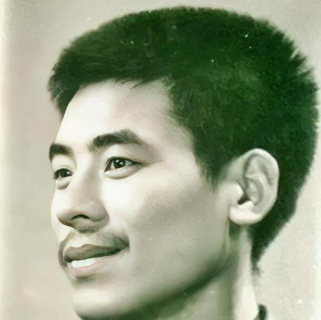 1984年7月12日，麻栗坡前线炮声不断。一个观察哨的报话机里，声音越来越微弱。