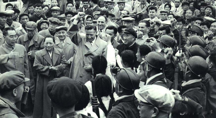 1966年5月1日，以谢胡同志为首的阿尔巴尼亚党政代表团全体同志，由我国领导人陪