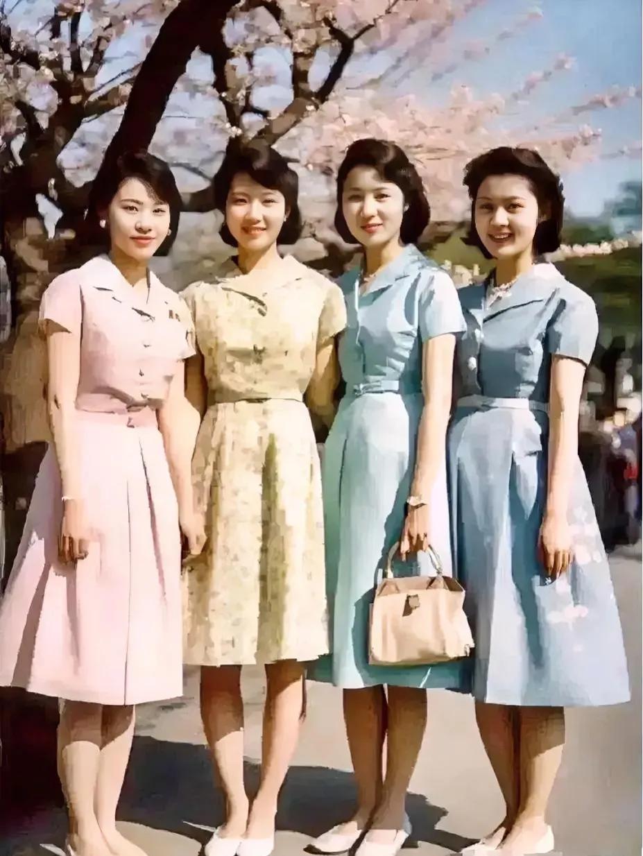 80年代，几名年轻的女孩，留下的一张老照片，镜头中的她们看上去落落大方，那个年代