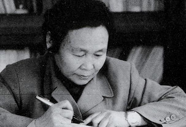 1971 年，一位老太太闯进西花厅，见到周总理后质问：我到底是什么级别？
 
这