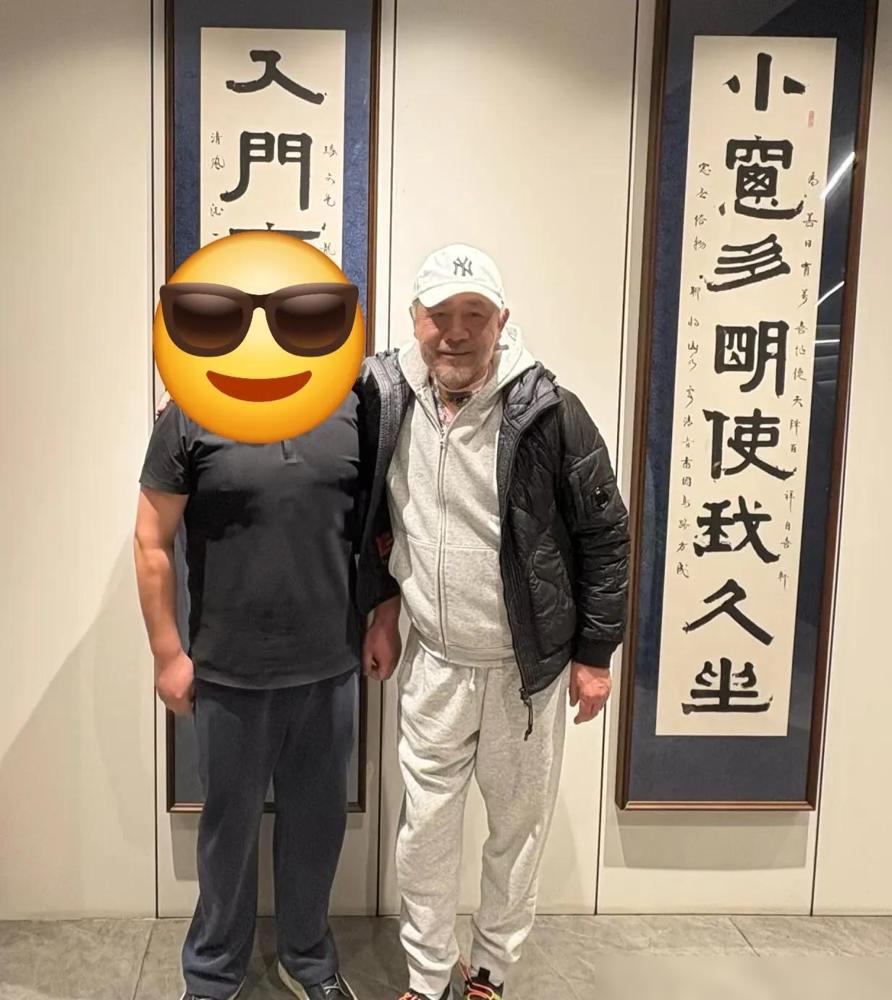 红毯上67岁的陈宝国，看着虚得不行。
 
哪是真老，为了新戏癌症角色，他暴瘦20